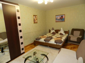 1-room Apartment on Poshtova Street 169, by GrandHome